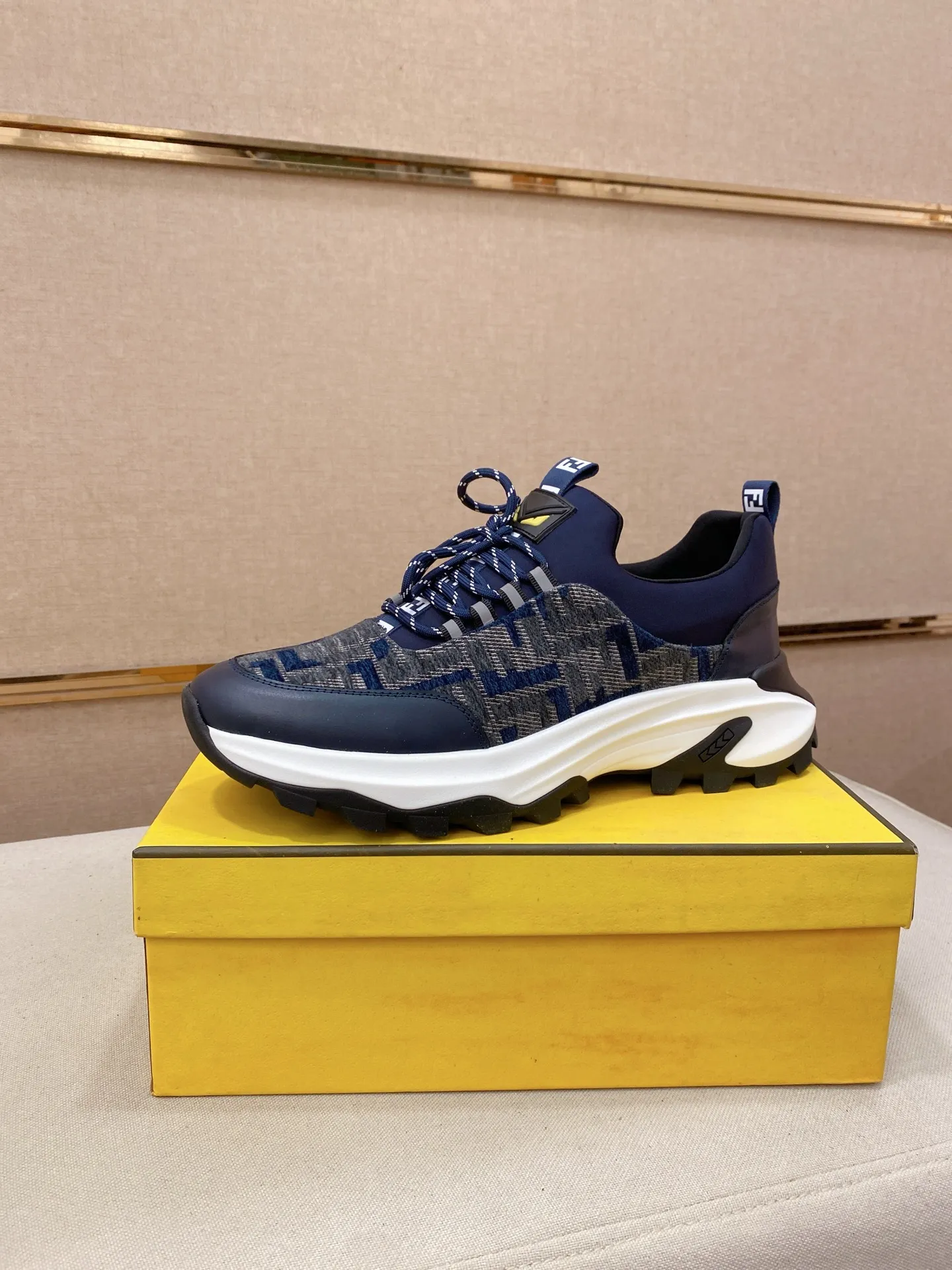 Men's shoes 💰 462💰 (fendi) New style 👊🏻 upper 🇮🇹 imported cowhide fabric 🇩🇪 lining imported sheepskin lining. The original outsole is molded to highlight the identity of every man, and the upper foot is elegant and stable🚶🏻🚶🏻The high-end custom counters reproduce the original version📯No matter the wind or rain, the shoe last remains unchanged and can withstand the verification of time🔍️,🔵 Size: 38-44